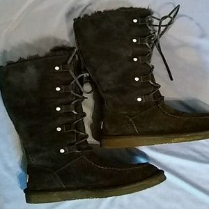 EUC Furry inside UGGs size 7 run small